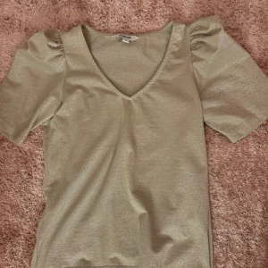 Supersöt tröja🤍🤍 - Supersöt tröja från Kappahl i stl.S🤍 Säljer då den inte kommer till användning. Använd 1 gång så fortfarande i nyskick.