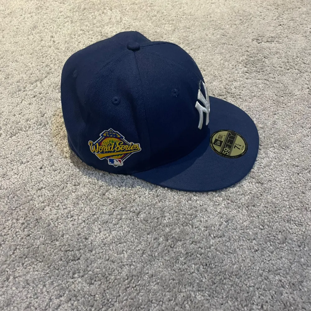 New Era keps knappt använd, skick 9/10, säljer för jätte billigt pris för jag vill bara bli av med den, mer info/bilder kommer i dm, ingen ångerrätt!. Accessoarer.