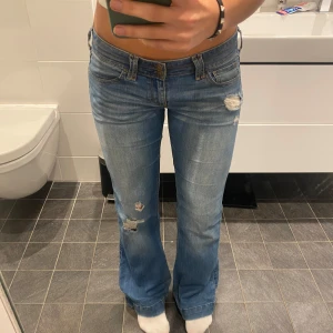 Lågmidjade bootcut jeans - Säljer mina otroligt snygga jeans som inte går att köpa längre. Säljer dessa eftersom jag har tröttnat på de. Jeansen har inga stora defekter förutom slitningar längst ner vid benen. Kom privat för mer info och bilder💕💕