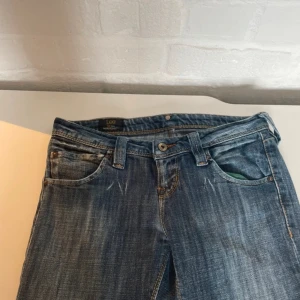 Lågmidiade lee jeans -  Fina Lee jeans. De är bootcut och lågmidiade. Pris kan diskuteras!💕stl. 32/32