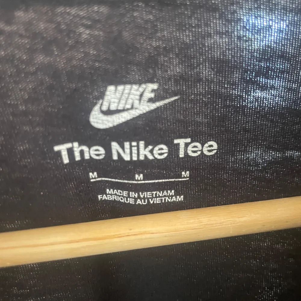 Nike tee storlek M, något använd passar inte mig längre. Pris kan diskuteras vid snabb affär!. T-shirts.