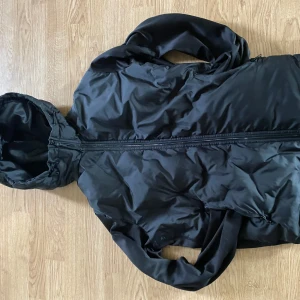 Jack&Jones Hybridjacka - En bra höst/vinter jacka. Använd ett par gånger men är i nytt skick förutom att bomullen har separerats lite. Säljer den för att jag inte har någon användning av den längre.