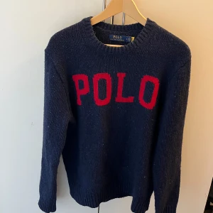 Rahlp Lauren stickad tröja  - Säljer nu denna snygga stickade RL tröja då den ej passar. Använt fåtal gånger men lite knottrig. Storlek M men liten i storlek så passar även S. (187cm,73kg) perfekt nu till hösten och vintern. Hör av er vid frågor!