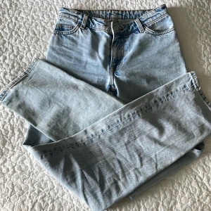 Jeans - Ett par sjukt snygga jeans ifrån Monki. Köpa för ett tag sedan men knappt använda. Byxorna är raka och low Waits/ mid waist. Är lite osäker på storlek men tror att 32/31 💙 kom privat för specifika mått. 💙