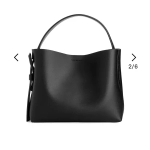 Arket väska - Bra skick och en väldigt praktisk väska bara att den inte komemr till användning då jag fått ny väska! Mått: 23cm x 19cm x 10,5cm Läder svart väska. Nypris 2000kr