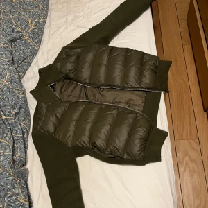 Bvaldi cardigan mörkgrön - Hej väldigt snygg cardigan och varm Hör av dig vid intresse 