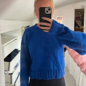 Stickad tröja  - Säljer jättefin blå stickad tröja (utan märke) då den ej kommer till användning. Storlek xs/s🩷🩷