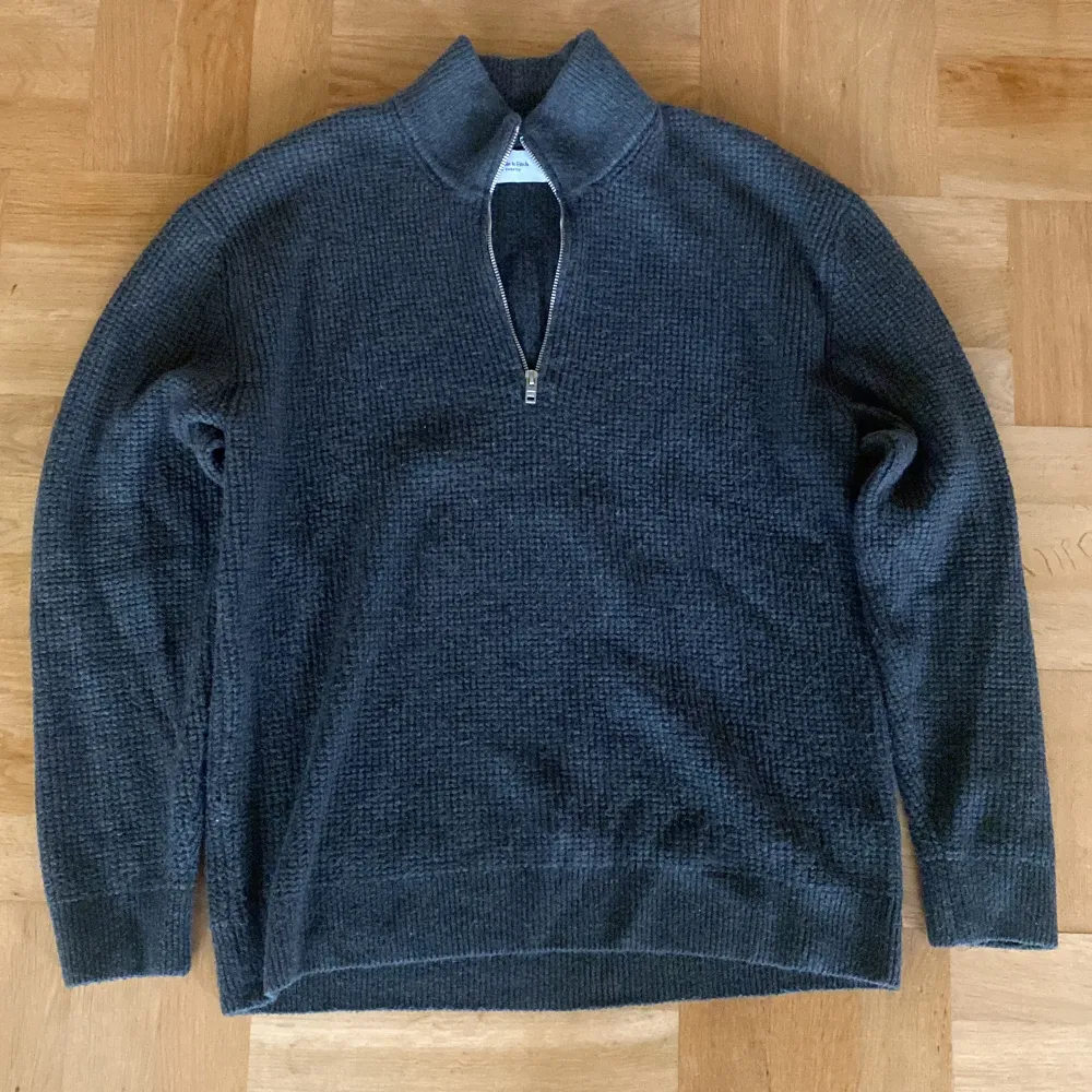 Säljer min waffleknit halfzip från Abercrombie pga av att jag inte använder den. Tröjan är i väldigt bra skick och är knappt använd. Oversized fit, så den passar mer som än L än M. Skriv om ni har frågor. Neuletakit & Villapaidat.