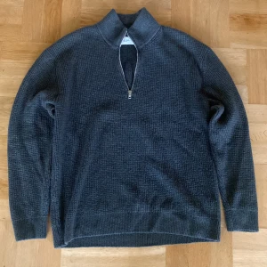 Abercrombie and Fitch halfzip - Säljer min waffleknit halfzip från Abercrombie pga av att jag inte använder den. Tröjan är i väldigt bra skick och är knappt använd. Oversized fit, så den passar mer som än L än M. Skriv om ni har frågor