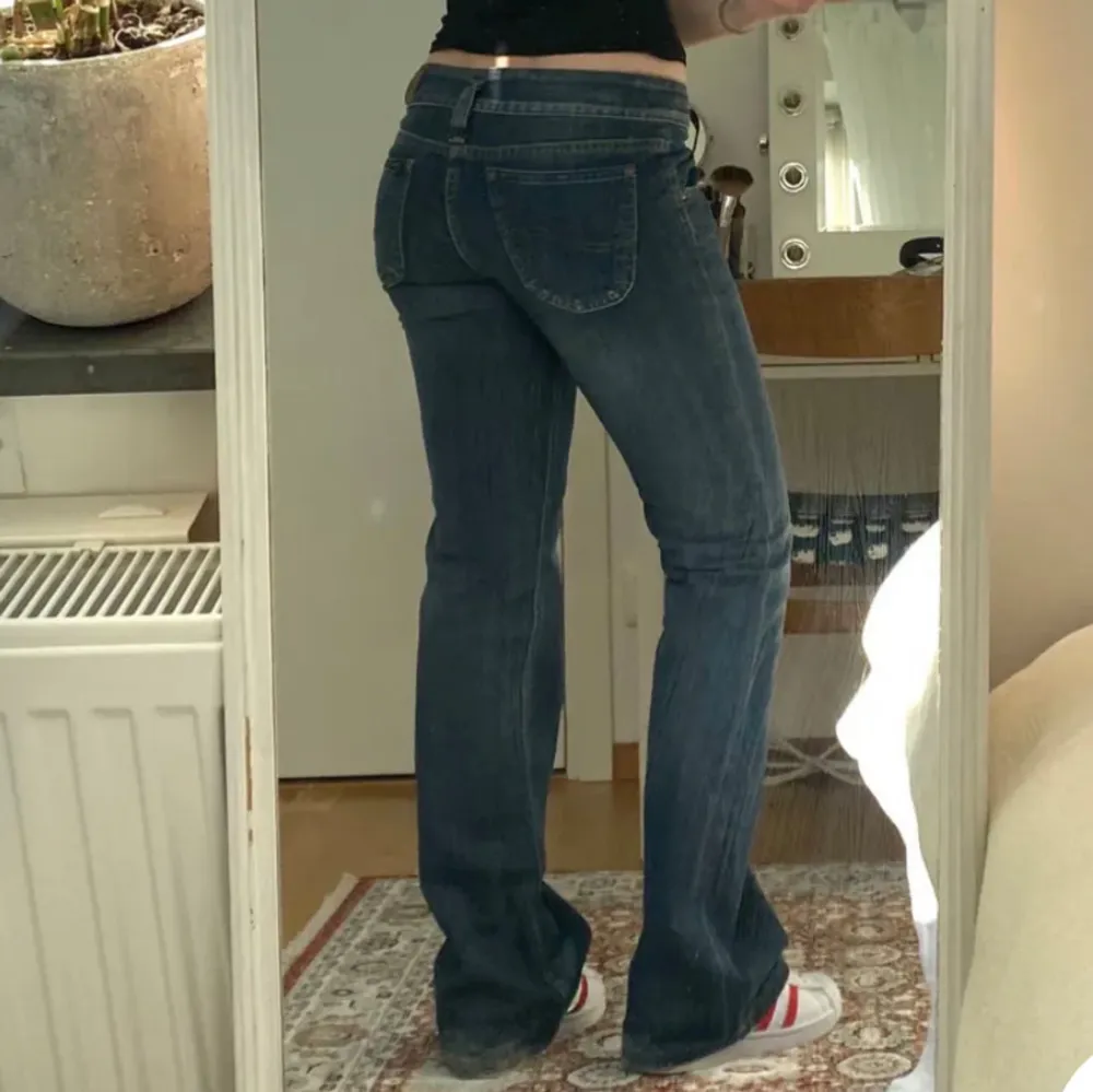 Lågmidjade jeans från Lee, de är super snygga🤍 lite slitningar längst ner på benet. Innerbenet är 87cm och midjemåttet är 80cm. Jeans & Byxor.