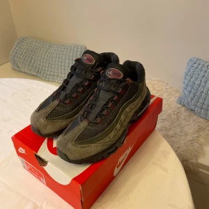 Air max 95 - Jag säljer mina air max 95 black earth då de har blivit för små. De är använda väldigt varsamt och är därmed i väldigt bra skick. Box medföljer! Tveka inte med att fråga om du har några frågor.