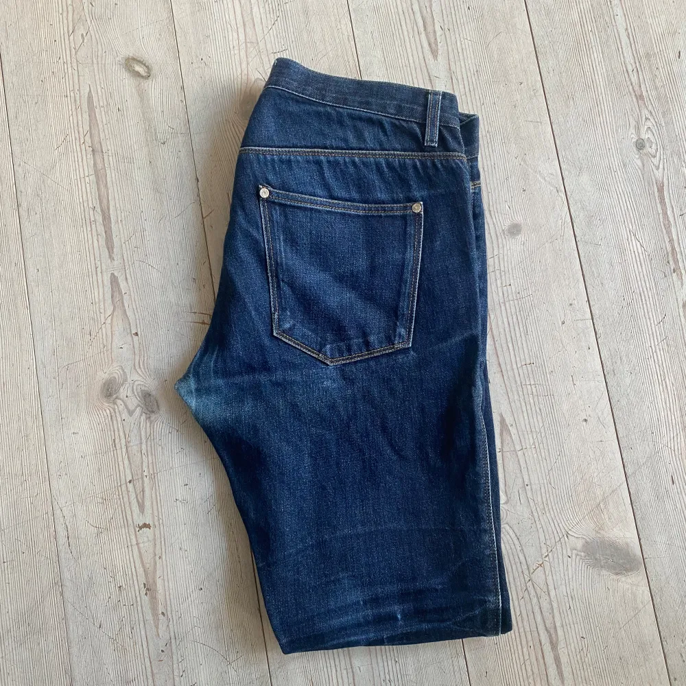 Jag säljer dessa feta acne jeans för ett rimligt pris jeansen är i bra skick och nypris ligger runt 4000kr mitt pris:689kr  Model= Acne studios max raw. Jeans & Byxor.