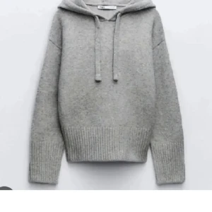 Zara hoodie  - Jättesnygg populär zara hoodie som inte säljs längre 💓💓den är i storlek M men kan passa S också 💕💕