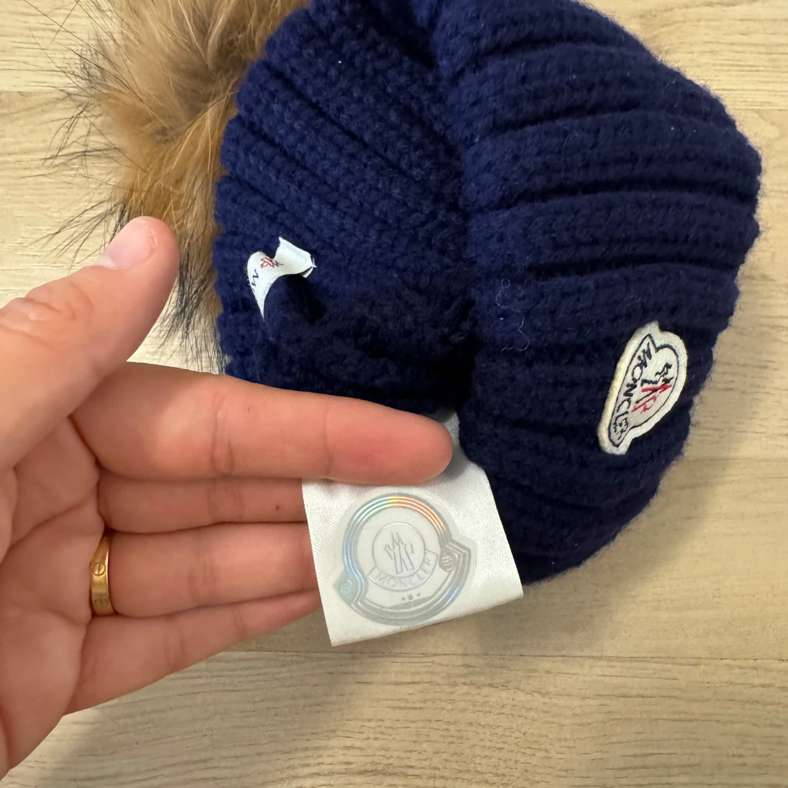 Moncler mössa  - 90