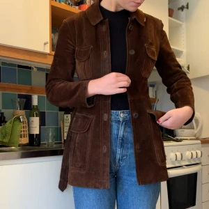 Mockajacka - Brun äkta snäv mockajacka som sitter superbra. Tillverkad i Sverige. Superfint skick förutom att jag klippt där uppe på flärparna (syns på sista bilden) för jag ville ha den formen. Skriv för mer frågor