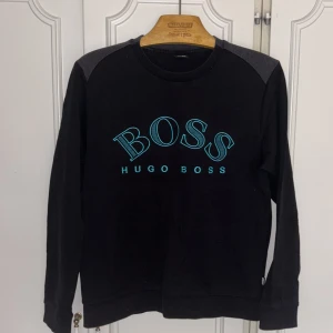 Hugo boss tröja  - Storlek M. Mycket bra skick, avänd ett fåtal gånger samt inga defekter på tröjan.  Nypris: 1299kr