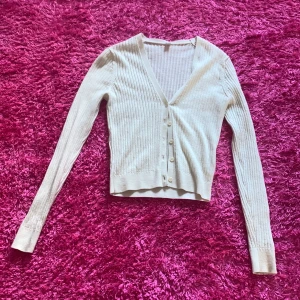 Jättefin beige kofta ifrån uniqlo - Jättefin till hösten!  Lång i ärmarna. Jättemysig!  Otroligt bra skick!  Kan styleas till allt!  Köpt för 399kr Kommer med en extra knapp ifall en åker av. 