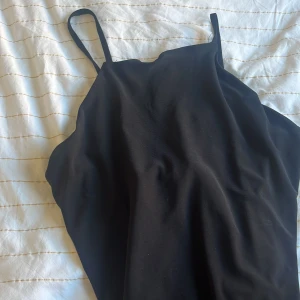 Body - En fin urringad body från stradivarius i storlek L men passar också M, 