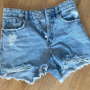 Blåa jeans shorts  - Blåa jeans shorts från H&M i storlek 36 med inga skador 