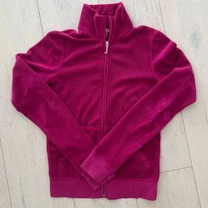 Kofta Juicy Couture  - Så fin figurformande kofta i en djupt rosa färg från Juicy Couture 🩷
