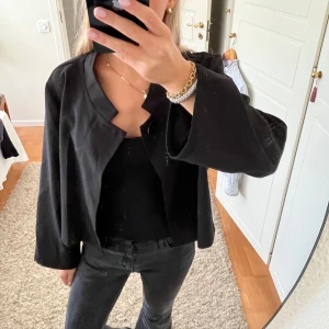 Kavaj/kofta - Kort kavaj/kofta. Köpt second hand 