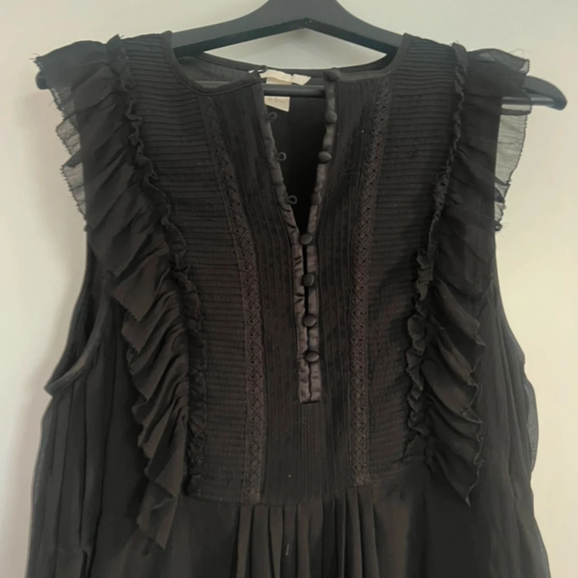 Svart klänning med volangdetaljer