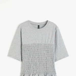 Slutsold topp ifrån hm - Jätte fin smockad topp i grå