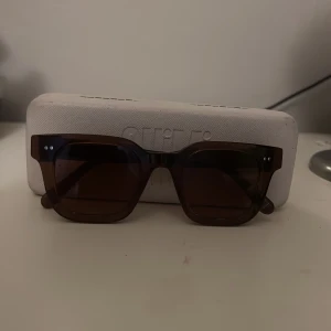 Chimi solglasögon - ett par fina solglasögon från chimi.  Köptes här på plick Är i färgen coco och modellen 004 Säljes för 300kr