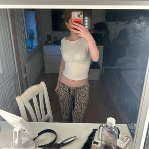Rygglös tröja  - Super skön o bekväm tröja utan rygg. Har i svart, grå och rosa med kom privat för bilder på dem, 20 kr styck 