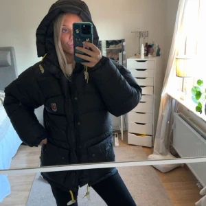 Fjällräven jacka - Suuuuupersnygg fjällräven jacka i den stora modellen så den är väldigt stor och ”puffig”. Är även öppen för byte till den mindre modellen i svart❤️