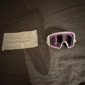 Oakley lineminer - Oakley lineminer prizm l Använda i en säsong ungefär. Mycket fint skick. Bandet är i bra skick också och har bra fäste på hjälmen. Två justerbara plast delar så du kan justera storleken. 