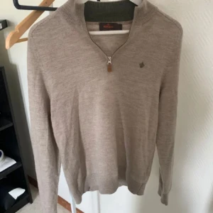 Morris Zip Hoodie - En stilren och snygg half zip från morris, säljer den pågrund av att den har krympt i tvätten därför står det L men passar mer åt XS kanske S, kontakta mig vid frågor🙌🔥
