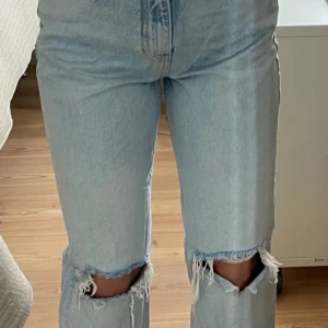 Gina Tricot Jeans - Ett par Gina tricot jeans med hål på knäna💙Knappt använda! 