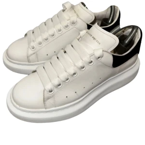 Alexander McQueen - Alexander McQueen skor i väldigt fint skick!! Dustbag och certifikat finns.