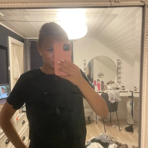 Svart t-shirt från Visual Clothing Project - Säljer en klassisk svart t-shirt från Visual Clothing Project. Den är i storlek M och har en normal passform. Perfekt basplagg för alla tillfällen!😇😇😇