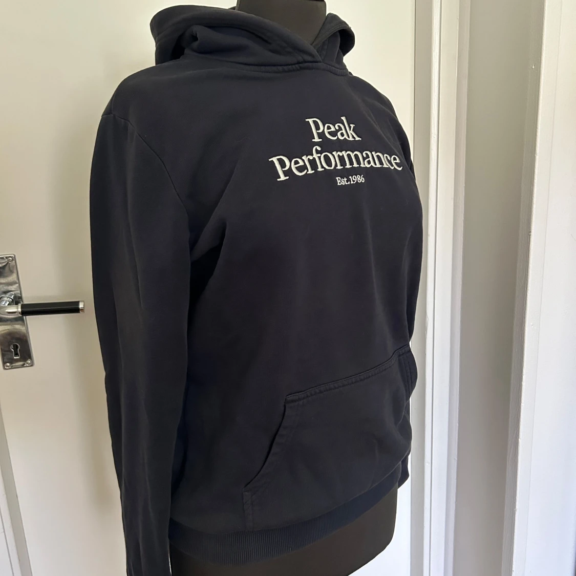 Svart hoodie från Peak Performance - 91