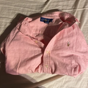 Säljer rosa ramphloren skjorta - Säljer denna vara pågrund av att den är för liten och jag har ingen användning för den, använt den några gånger 5-7 men fortfarande topp kvalite