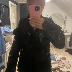 Svart spetsblus från Vero Moda - Säljer en elegant svart  blus från Vero Moda. Blusen har långa ärmar och fina spetsdetaljer. ☺️Perfekt för festliga tillfällen eller en utekväll. 😊🥰