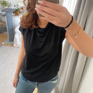 Topp - Såå snygg topp, passar perfekt till fest eller utgång😍🥂