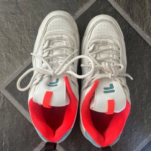 Fila sneakers  - Knappt använda. Pris kan diskuteras