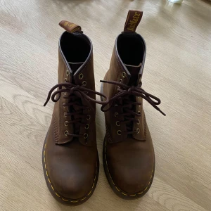 Dr Martens 1460 - Matta mörkbruna Dr Martens använda ca 1-2 gånger så dom har inte gåtts in än.  Säljer eftersom jag redan har ett annat par. Köpt för 2 200
