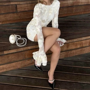 Backless studentklänning  - Hade denna klänningen på min student mottagning hemma, detta var enda gången jag använde den. Har tyvärr ingen användning av klänningen längre men de är 9/10 skick på den. Pris kan diskuteras och fler bilder kan skickas 