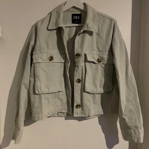 Jeans jacka - Perfekt jeans jacka till vår,sommar och hösten. Har en pytte liten slitning på baksidan (finns på bilden för att visa) som man knappt kan se. 
