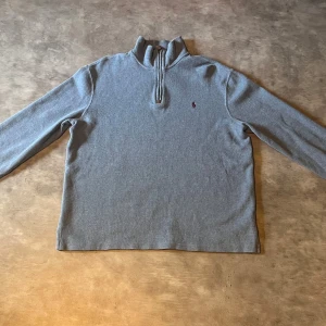 Ralph Lauren polotröja  - Ljusblå polotröja Bra skick 8/10 Använd sparsamt senaste tiden Storlek M Skicka dm vid frågor