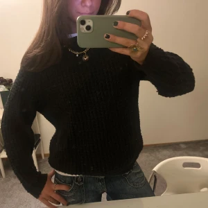 Svart stickad tröja  - Svart grovstickad tröja! Super fin inför hösten!! Tröjan e fin både med o utan ngt under!!