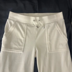 Juicy couture - Säljer helt oanvända vita juicy couture byxor i storlek xs