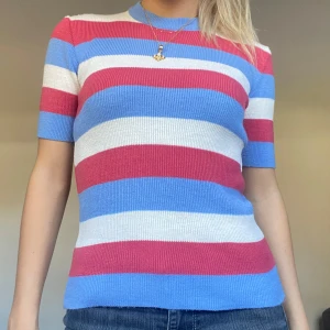 Stickad tshirt  - Randig stickad tshirt, köpt secondhand och ingen lapp, skulle säga xs/s, använd 1 gång av mig🩷