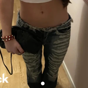 Coola jeans  - Säljer dessa populära jeansen från Jaded london!! Uppsydda för mig som är 1,62. Bra skick!! Köpta för ca 800, säljer för 400🥰frakt tillkommer!!