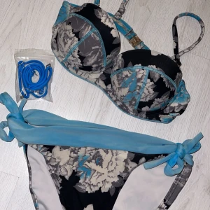Salming bikini - Lite solblekt och saknar Salming märket på underdelen men annars är den fin! Använder inte längre då den är för liten. Bh-n är i storlek B och hela är i storlek S