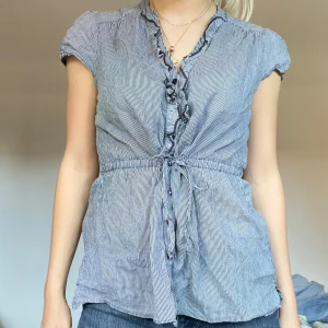 Blus - Gråvit randig skjorta/blus, bra skick!🩷köpt secondhand men originellt ifrån H&M, står storlek 40 men jag är vanligtvis S och den sitter bra på mig🩷